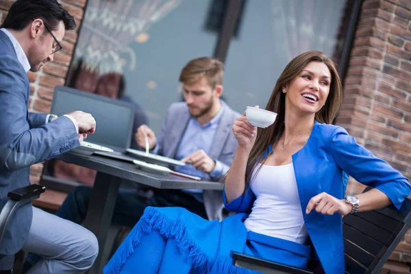 Zakenvrouw zitten aan een tafel in een gezellig café — Stockfoto