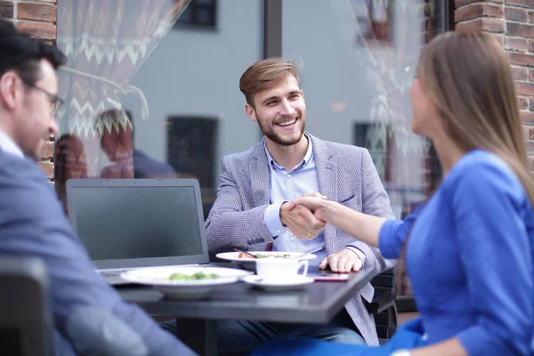 Geschäftsfrau und Geschäftsmann geben sich die Hand — Stockfoto