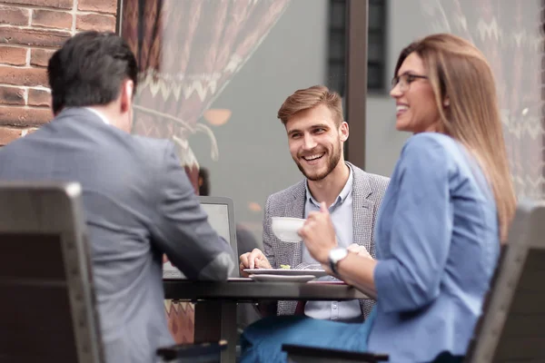 Geschäftskollegen diskutieren am Kaffeetisch über Geschäftsfragen — Stockfoto