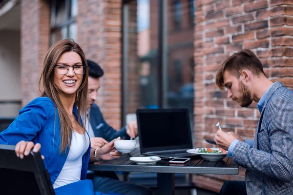 Mitarbeiter sitzen an einem Tisch in einem Café — Stockfoto