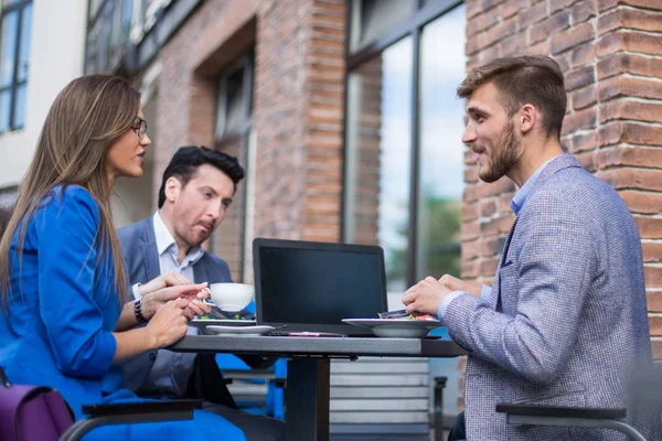 Team zur Mittagszeit. — Stockfoto