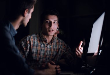 up.two çalışanların çalışma konuları tartışırken kapatın.