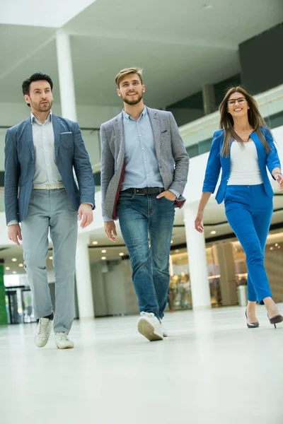 Collègues d'affaires font des progrès constants sur le lobby du bureau — Photo