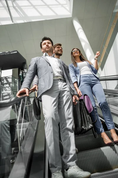 Grupp av affärsmän som står på trappan till escalato — Stockfoto