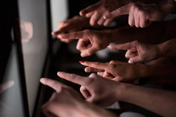 Equipe de negócios apontando os dedos para a tela do computador — Fotografia de Stock