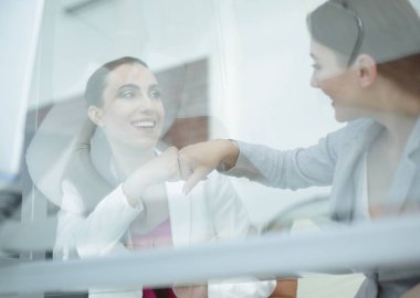 glass.colleagues onların başarısı kutlamak