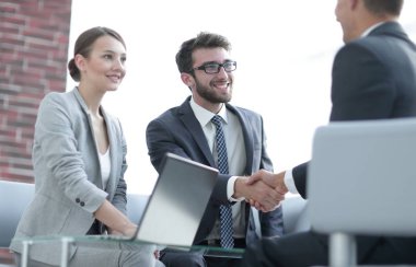 bir istemciye konuşurken iş ekip üyeleri