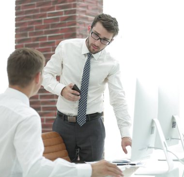 Kendine güvenen işadamı iş sorunları çözer