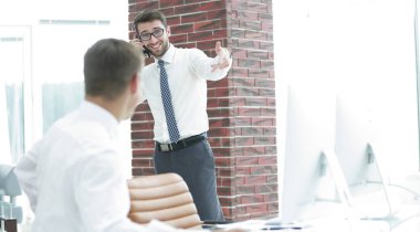 smartphone üzerinde konuşmaya çalışan