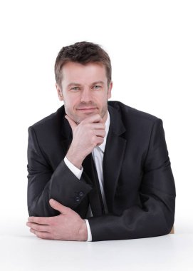 masada oturan kendine güvenen iş adamı.