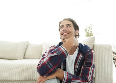 yeni bir daire içinde halı üzerinde mutlu bir adam Close-Up.