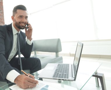 İşadamı Smartphone'da mali grafikler hakkında konuşmak.