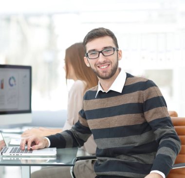 bir masada başarılı çalışan