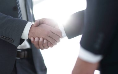 Elini ortağına el sıkışma için veren işadamı