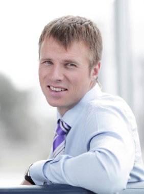 Kendine güvenen işadamı kameraya, arka görüş arıyorsunuz