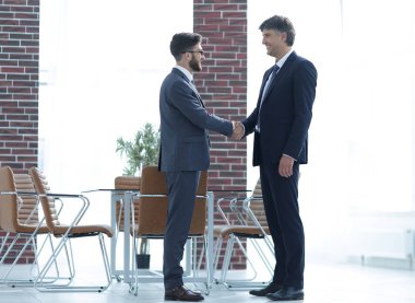 İki iş adamları el ofiste sallamak.