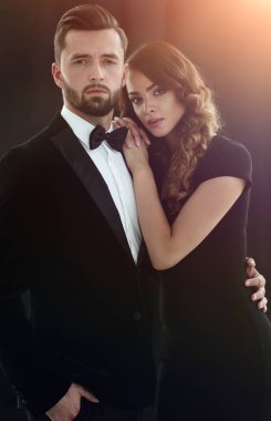 Zarif Çift Klasik giysileriyle geçen.