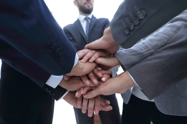 Επιχειρηματίες που διπλώνουν τα χέρια τους μαζί. — Φωτογραφία Αρχείου