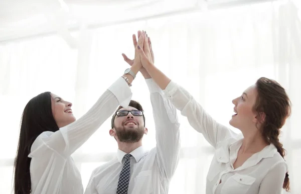 Succesvol business team geven elkaar een high five. — Stockfoto