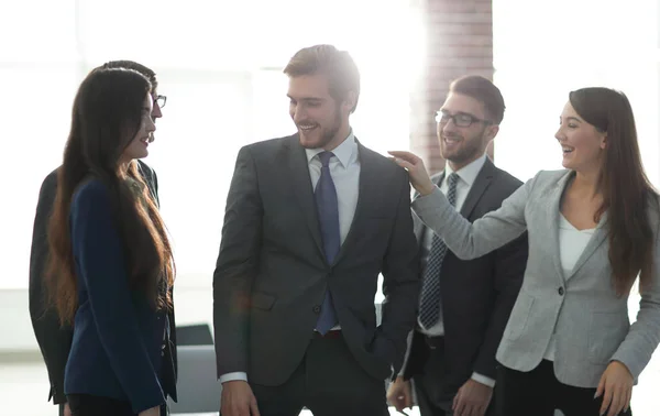 Retrato de un equipo empresarial entusiasta felicitando a su c — Foto de Stock