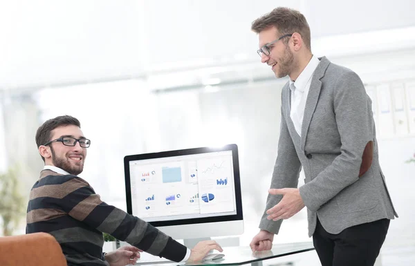 Twee zakenlieden stats financiële gegevens analyseren — Stockfoto