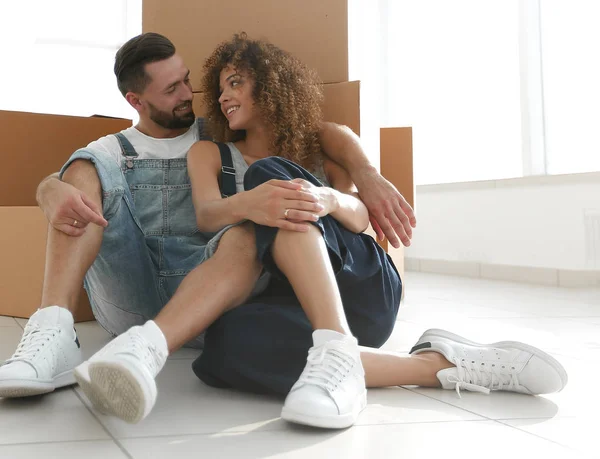 Couple marié assis près de boîtes en carton dans un nouvel appartement — Photo