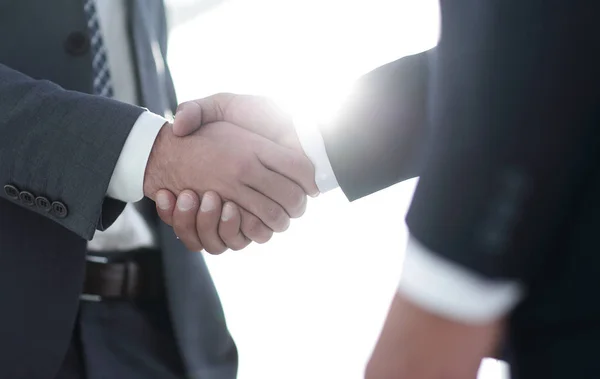 Бизнесмен протягивает руку за рукопожатие партнеру — стоковое фото