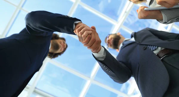 Sikeres üzletemberek kézfogás üdvözlő üzlet koncepció — Stock Fotó