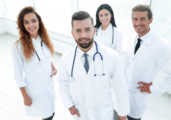 Retrato de uma equipe profissional de médicos — Fotografia de Stock