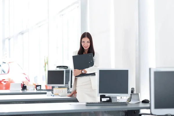 Assistente donna con documenti in piedi in ufficio.photo con spazio copia. — Foto Stock