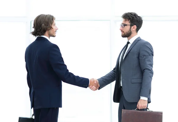 Två unga affärsmän hälsar — Stockfoto