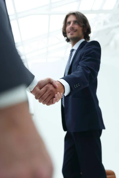 Concetto di successo nel mondo degli affari stretta di mano dei partner — Foto Stock