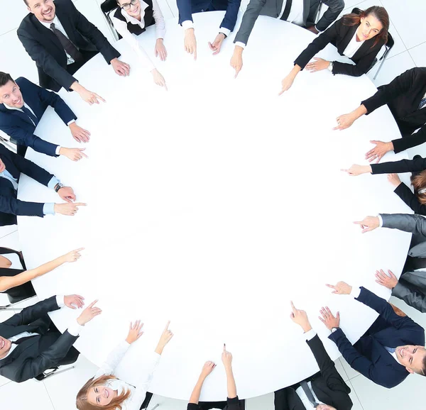 Een groep zakenmensen die aan de ronde tafel zitten. het bedrijfsconcept — Stockfoto