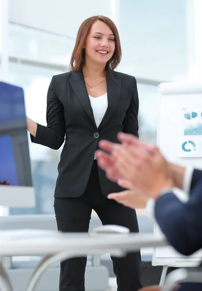 Dama de negocios hace un informe sobre la presentación de negocios . —  Fotos de Stock