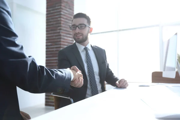 Business-handskakningen. Foto med kopia utrymme. — Stockfoto