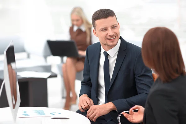 Manager parlare con un collega sul posto di lavoro — Foto Stock