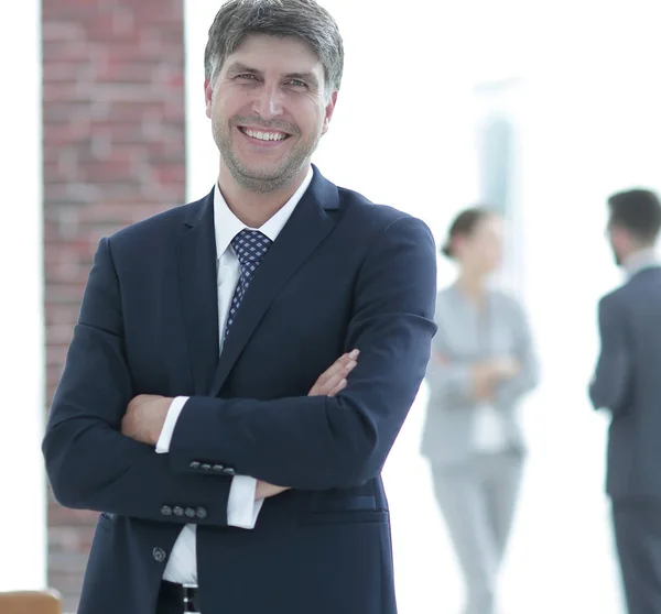 Портрет улыбающегося уверенного бизнесмена — стоковое фото