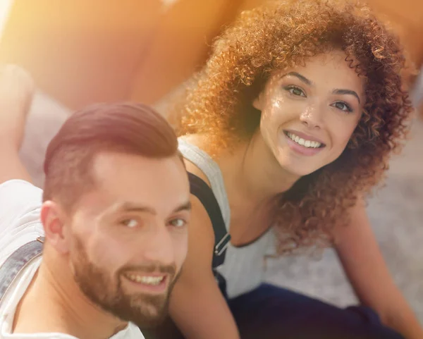 Jovem casal feliz em um novo apartamento . — Fotografia de Stock