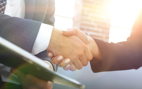 Close-up of two business people shaking hands — Stock Photo, Image