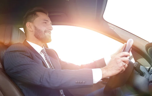 Homme d'affaires assis au volant d'une voiture — Photo