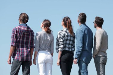 arka view.a bir grup genç insan kopya alanı seyir