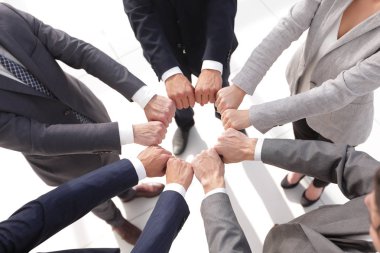 Yakın çekim. İş adamları bir el çemberi gösteriyor..