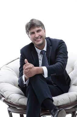 Yorgun işadamı dinlenme, yumuşak bir sandalyede oturuyor.