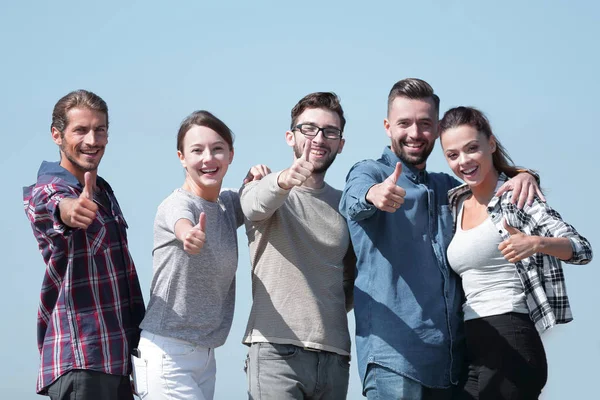 Skupina mladých lidí ukazuje palec — Stock fotografie