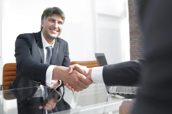 Affärsman sträcker ut sin hand för ett handslag — Stockfoto