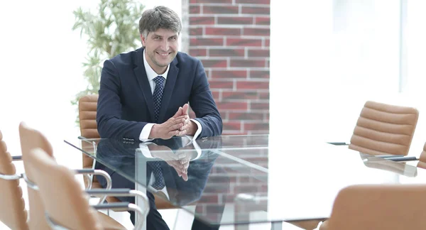 Hombre de negocios serio sentado en el escritorio — Foto de Stock