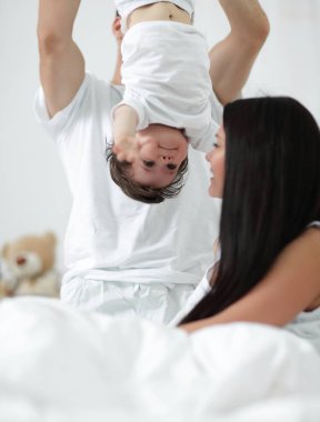 Mutlu ebeveynlerin çocukları ile oynamak