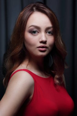 Kırmızı bir elbise şık genç güzel kadın