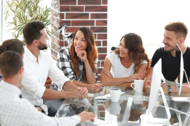 mevcut sorunların tartışılması gülümseyen