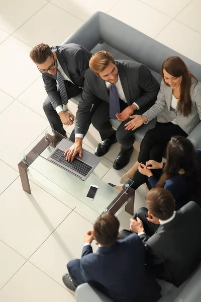 Business-Team High Fiving im Büro. — Stockfoto